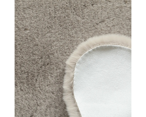 Imagine detaliată a unui covor rotund cu fibre lungi și partea inferioară