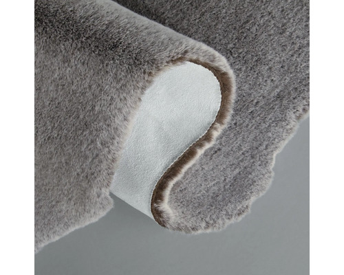 Covor gri cu textură de blană