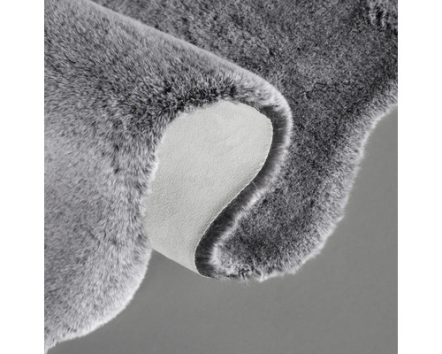 Covor gri cu textură de blană și spate