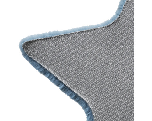 Prim-plan cu un covor în formă de stea, cu partea inferioară textilă și franjuri