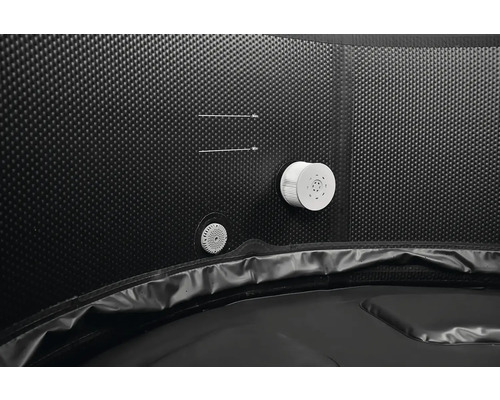 Vedere interioară a unui jacuzzi gonflabil cu pompă de filtrare și indicator de nivel