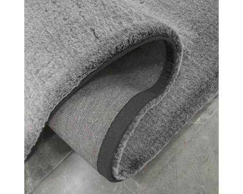 Covor gri cu suprafață plușată și suport textil