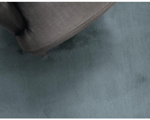 Imagine detaliată cu un covor și o parte dintr-o piesă de mobilier