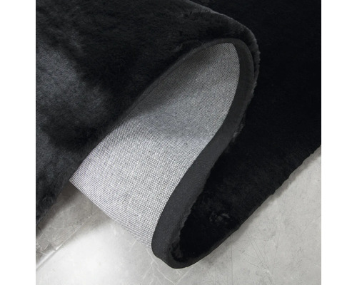 Vizualizare detaliată a unui covor negru cu spate textil