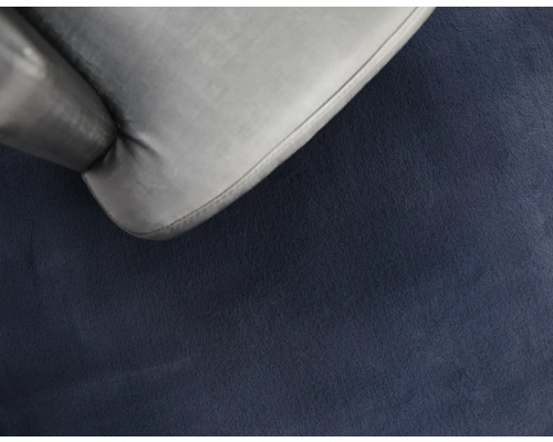 Imagine detaliată a unei piese de mobilier tapițate gri pe un fundal întunecat