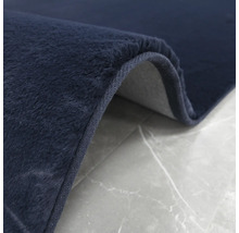 Detaliu al unui covor albastru cu fir