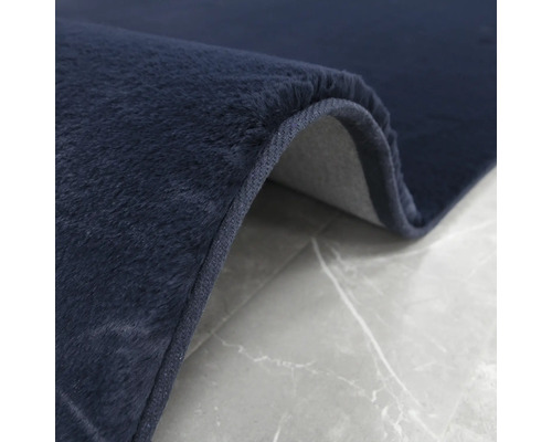 Detaliu al unui covor albastru cu fir