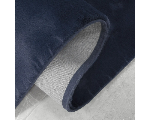 Imagine detaliată cu un covor albastru închis cu suport textil