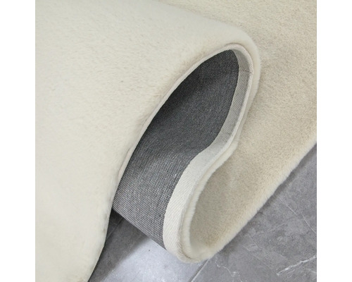 Prim-plan al unui covor cu suprafață plusata și spate țesut