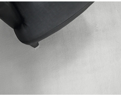 Vizualizare detaliată a unei piese de mobilier neagră cu picior scund.