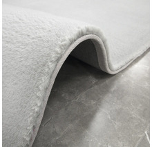 Vizualizare detaliată a unui covor deschis la culoare cu fibre textile