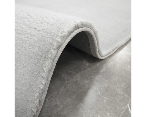 Vizualizare detaliată a unui covor deschis la culoare cu fibre textile