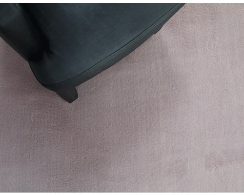 Imagine detaliată cu piciorul negru al unei piese de mobilier