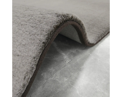 Detaliu al unui covor gri cu o bordură maro