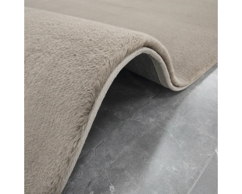 Prim-plan cu un covor bej cu fibre lungi