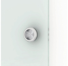 Mâner rotund metalic pe o ușă de sticlă