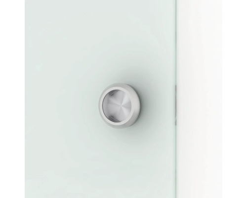 Mână curentă metalică pe o ușă de sticlă