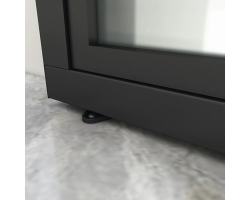 Imagine detaliată cu un șemineu negru cu picioare reglabile pe o podea.