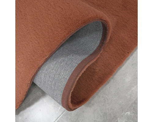 Covor cu fire lungi, colț ondulat