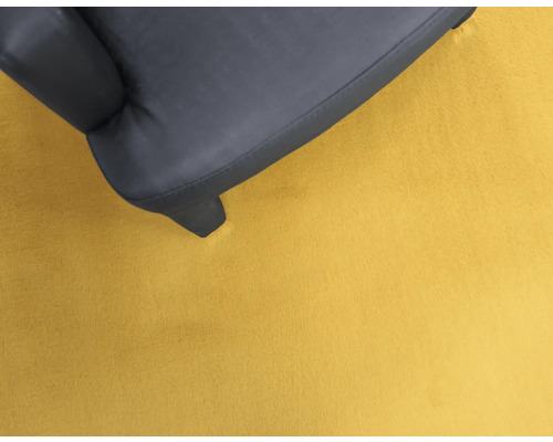 Detalii fotoliu pe un covor