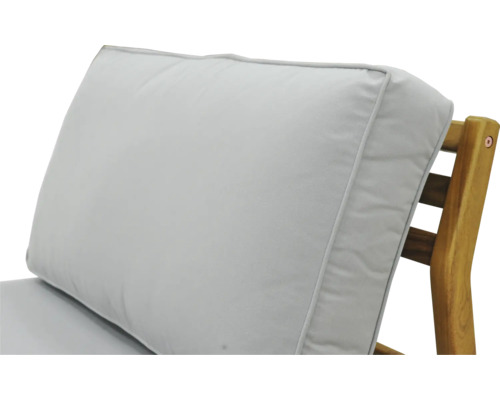 Prim-plan cu o pernă de culoare deschisă pe un scaun de grădină