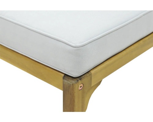 Prim-plan cu bancă de grădină cu cadru din lemn și pernă de șezut