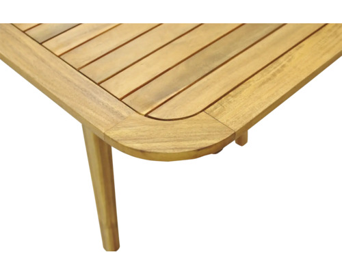 Imagine detaliată a unui blat de masă de grădină din lemn, cu colțuri rotunjite și picior de masă