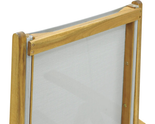 Vizualizare detaliată a unui scaun cu cadru din lemn și tapițerie din plasă