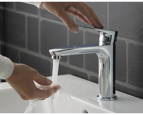 Baterie monocomandă în baie cu apă curgătoare