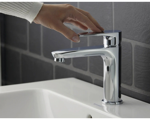 Baterie monocomandă pe o chiuvetă cu o mână pe manetă.