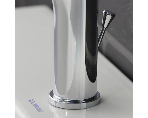 Prim-plan al unui robinet pe o chiuvetă