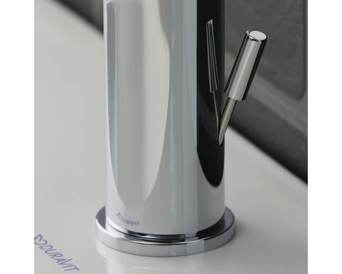 Prim-plan al unei baterii metalice în baie