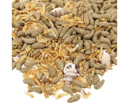 Prim-plan cu pelete de hrană pentru pești și creveți uscați