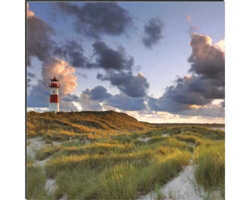 Fotografie a unui far într-un peisaj de dune