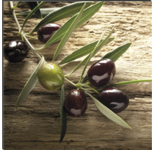 Ramură de măslin cu măsline pe fundal de lemn