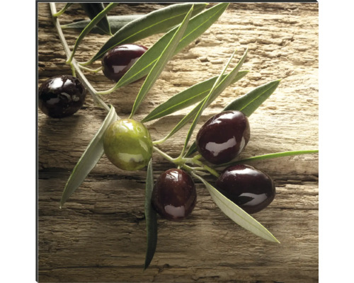 Ramură de măslin cu măsline pe fundal de lemn