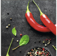 Doi ardei iuți roșii și boabe de piper pe fundal întunecat