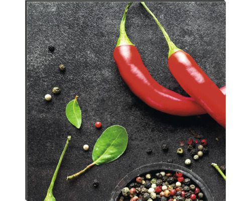 Doi ardei iuți roșii și boabe de piper pe fundal întunecat