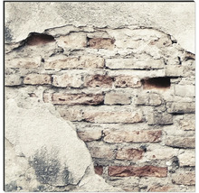 Prim-plan cu un zid de cărămidă deteriorat