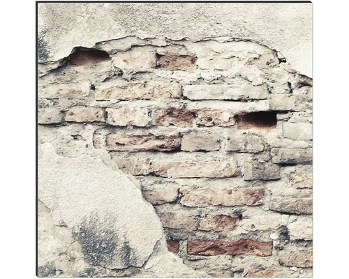 Prim-plan cu un zid de cărămidă deteriorat