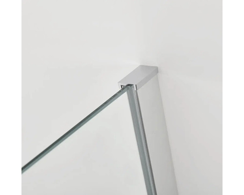 Detaliu cabină de duș cu element de sticlă și profil cromat