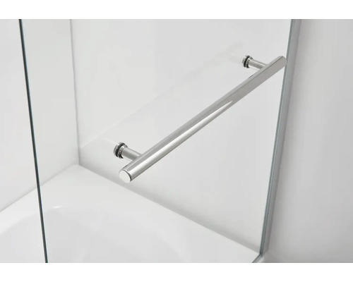 Imagine detaliată cu un paravan de cadă cu un mâner metalic