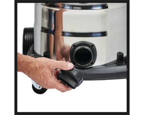 Prim-plan cu un aspirator umed-uscat cu o mână care atașează un dop