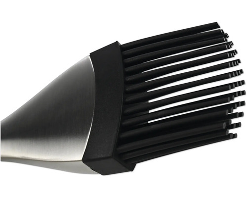 Vizualizare detaliată a unei pensule de patiserie cu peri din silicon și mâner metalic