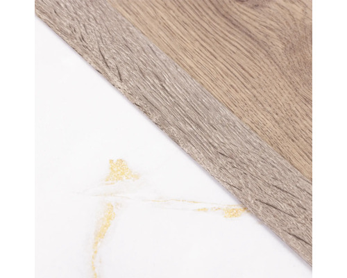 Prim-plan cu podea laminată cu structură de lemn și aspect de marmură