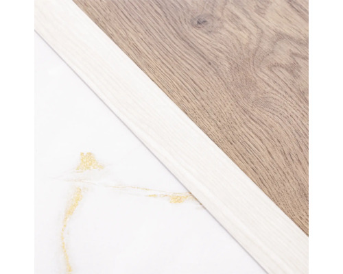 Prim-plan cu laminat, faianță și o șipcă de lemn