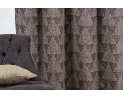 Cortină cu model triunghiular lângă fotoliu