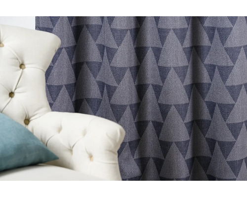 Țesătură decorativă cu model triunghiular lângă un fotoliu