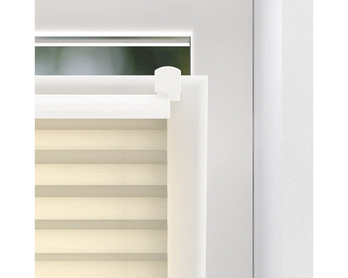 Prim-plan al unei ferestre cu un jaluzele plisate atașate