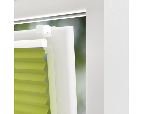 Imagine detaliată a unui jaluzele plisate pe cadrul ferestrei